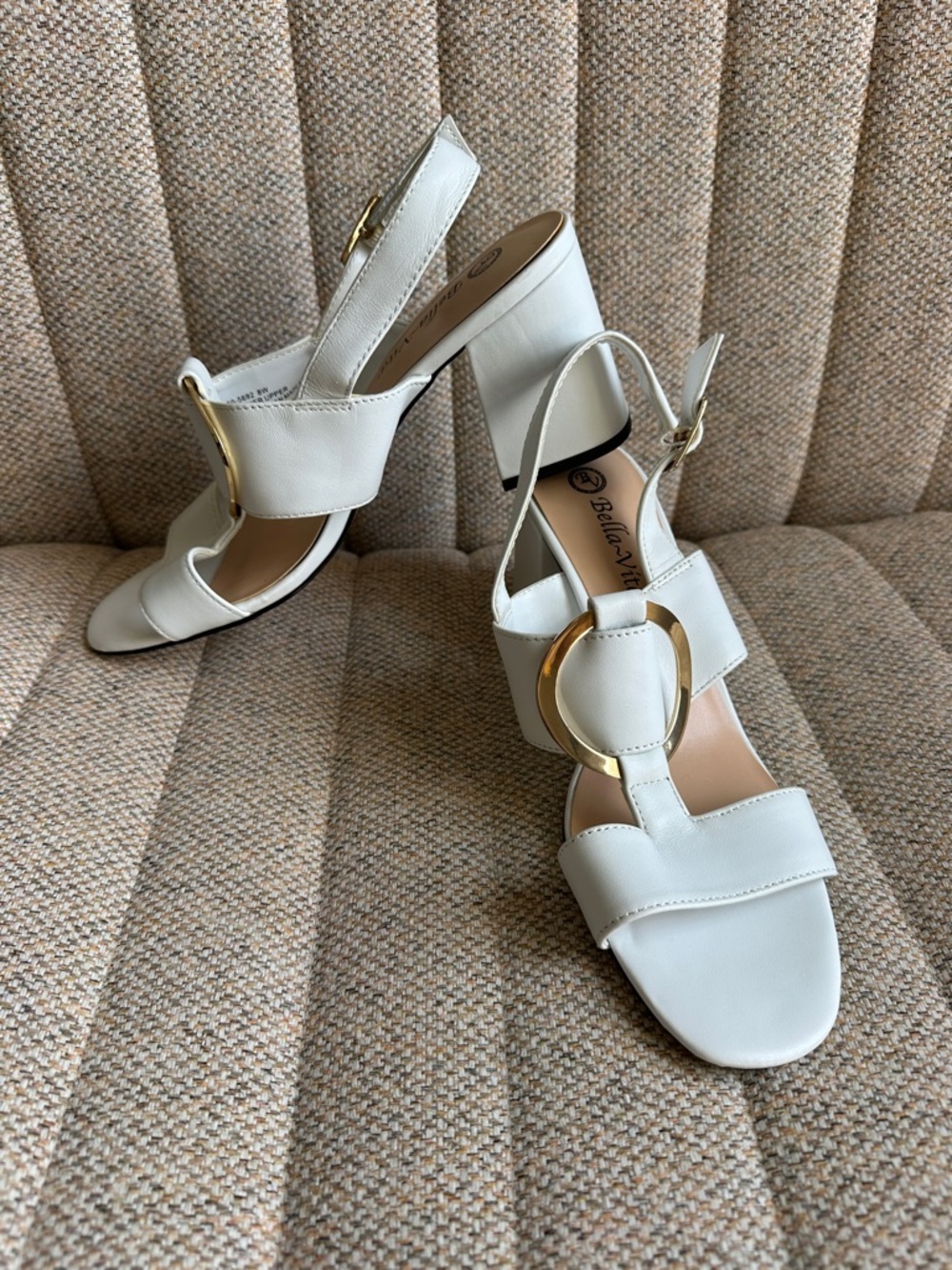 NWOT Bella Vita White Block Heel Sandal Gold Details Leather Size 8W
